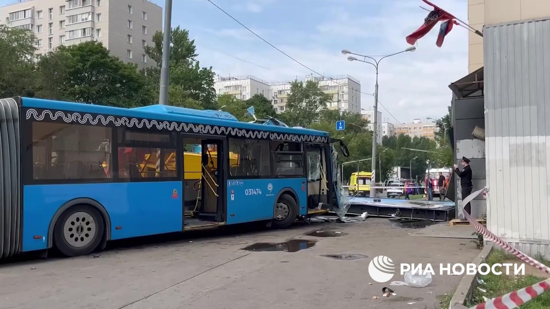 Кадры с места ДТП с автобусом в Москве Кадры с места ДТП с автобусом в Москве - РИА Новости, 1920, 10.07.2026
