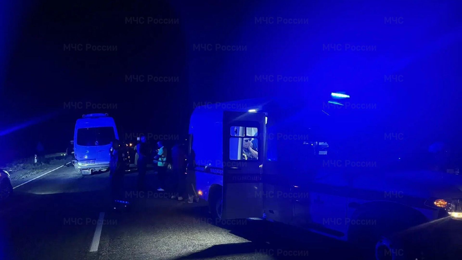 На месте столкновения пассажирского микроавтобуса и грузового автомобиля в Яшкульском районе Калмыкии. 10 июля 2026 - РИА Новости, 1920, 10.07.2026