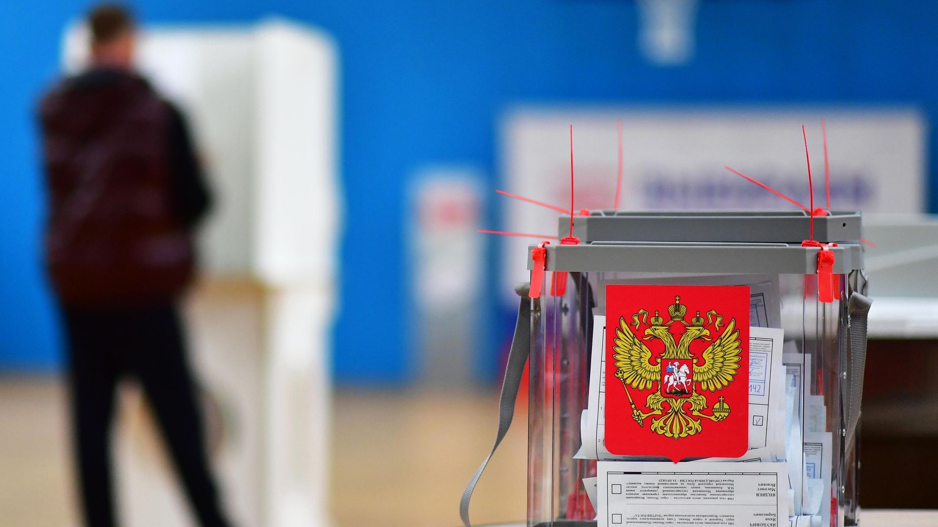 Переносная урна с бюллетенями на избирательном участке Переносная урна с бюллетенями на избирательном участке - РИА Новости, 1920, 03.09.2026