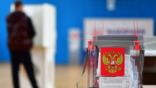 Переносная урна с бюллетенями на избирательном участке