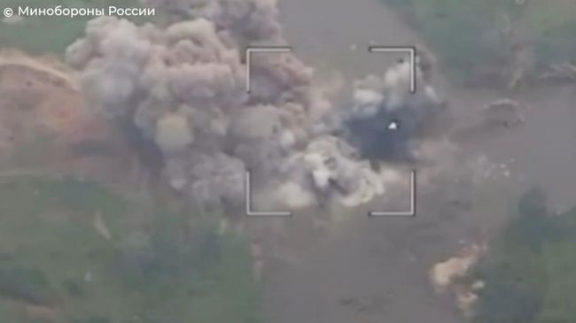 Российские войска разбомбили насыпную переправу ВСУ в ДНР
