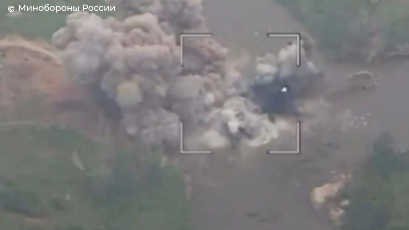 Российские войска разбомбили насыпную переправу ВСУ в ДНР Российские войска разбомбили насыпную переправу ВСУ в ДНР - РИА Новости, 1920, 10.07.2026