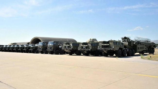 Российские зенитные ракетные комплексы С-400 на авиабазе Муртед в Анкаре, Турция