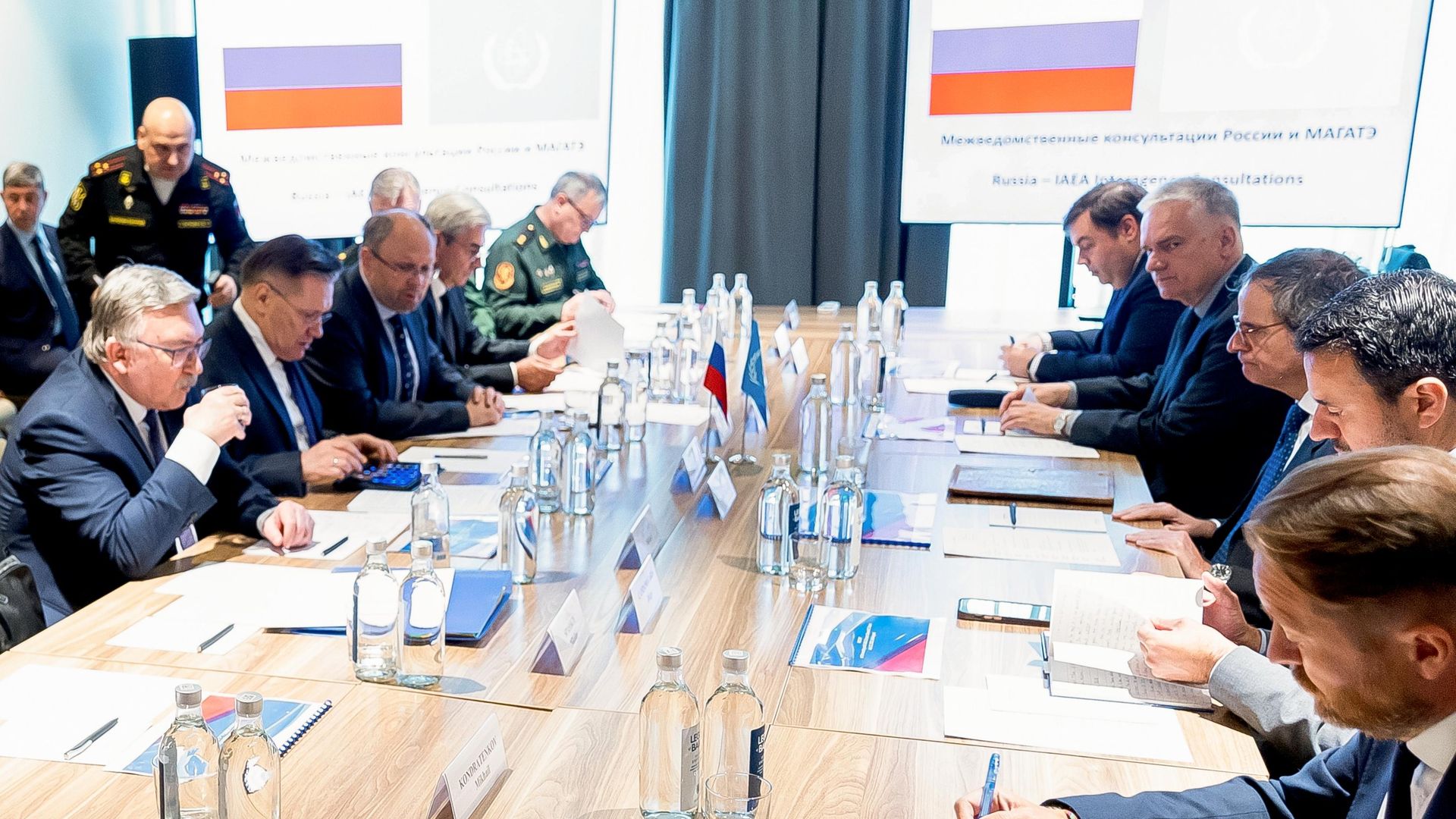 Генеральный директор госкорпорации Росатом Алексей Лихачев и генеральный директор МАГАТЭ Рафаэль Гросси во время встречи в Калининграде - РИА Новости, 1920, 11.07.2026