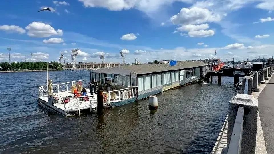 Частичное затопление плавучего ресторана Aquarell Hall в акватории Малой Невы Частичное затопление плавучего ресторана Aquarell Hall в акватории Малой Невы - РИА Новости, 1920, 10.07.2026