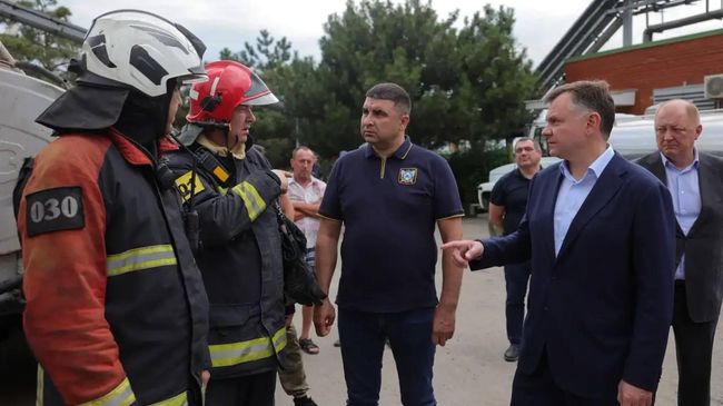 Губернатор Ростовской области Юрий Слюсарь на месте устранения последствий атаки ВСУ в Азове