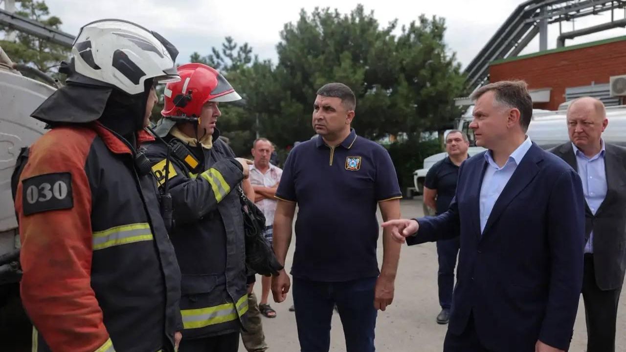 Губернатор Ростовской области Юрий Слюсарь на месте устранения последствий атаки ВСУ в Азове - РИА Новости, 1920, 10.07.2026