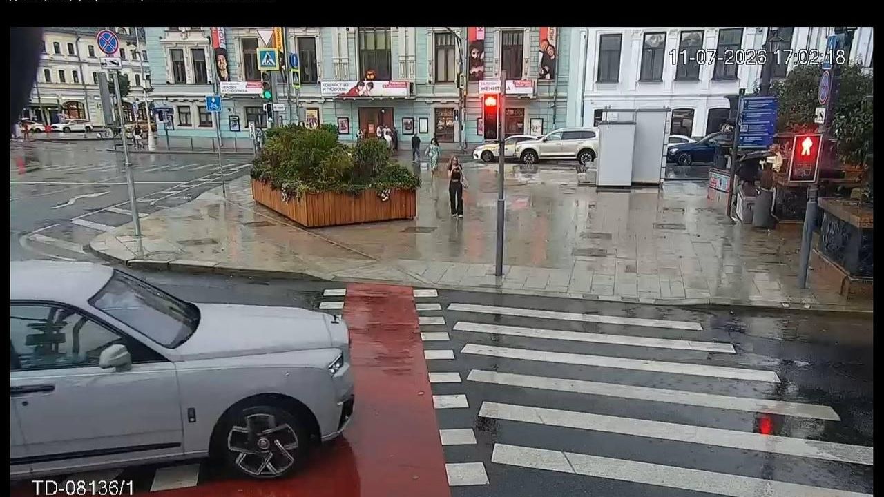 Временное скопление воды на Трубной площади принято водосточной сетью Временное скопление воды на Трубной площади принято водосточной сетью - РИА Новости, 1920, 11.07.2026