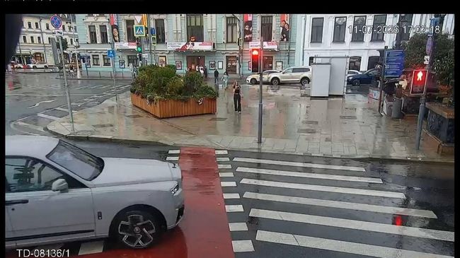 Временное скопление воды на Трубной площади принято водосточной сетью