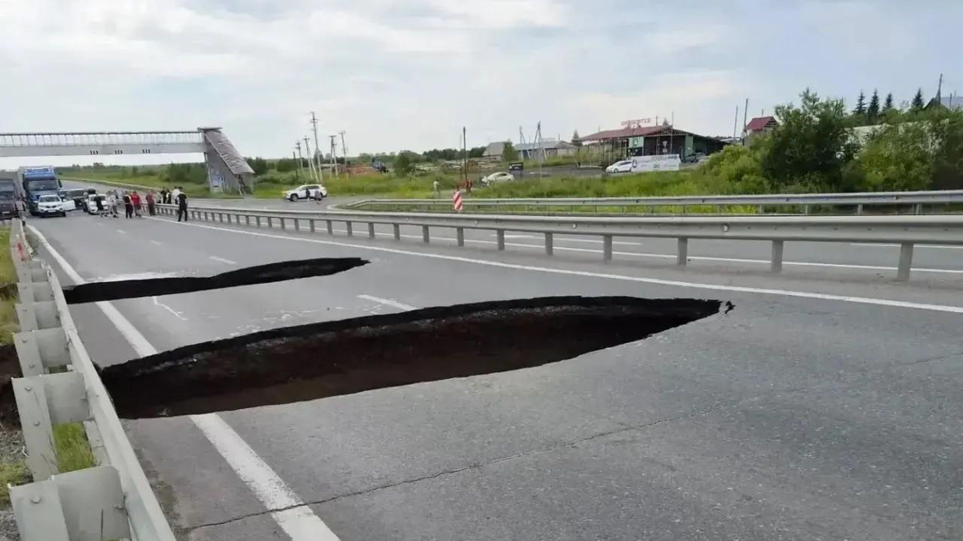Провал дорожного полотна произошел на участке федеральной трассы в Свердловской области Провал дорожного полотна произошел на участке федеральной трассы в Свердловской области - РИА Новости, 1920, 11.07.2026