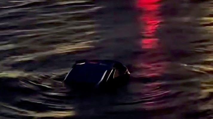 Автомобиль съехал в воду со спуска Университетской набережной в Санкт-Петербурге - РИА Новости, 1920, 12.07.2026