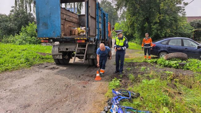 Сотрудники ГАИ на месте ДТП в Свердловской области