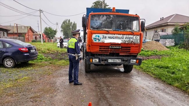 Сотрудник ГАИ на месте ДТП в Свердловской области