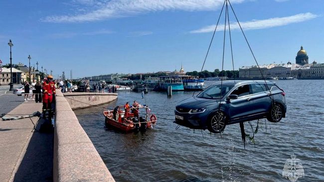 Спасатели Санкт-Петербурга достали легковой автомобиль из Невы