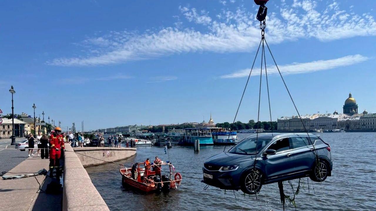 Спасатели Санкт-Петербурга достали легковой автомобиль из Невы - РИА Новости, 1920, 12.07.2026