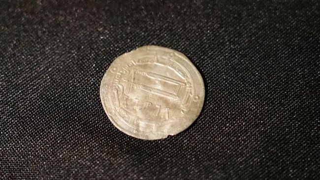 Арабский дирхам конца VIII века. Найден в ходе раскопок древнерусского поселения у г. Пестово Новгородской области, в 2026 году Арабский дирхам конца VIII века. Найден в ходе раскопок древнерусского поселения у г. Пестово Новгородской области, в 2026 году