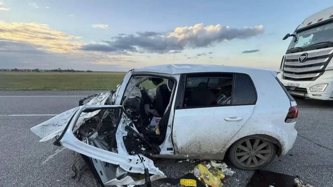 На месте аварии с двумя иномарками на федеральной автодороге Р-255 Сибирь вблизи деревни Кочерикова Иркутской области. 13 июля 2026