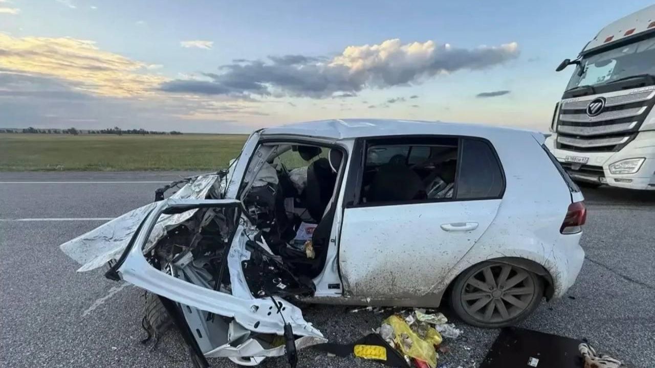 На месте аварии с двумя иномарками на федеральной автодороге Р-255 Сибирь вблизи деревни Кочерикова Иркутской области. 13 июля 2026 На месте аварии с двумя иномарками на федеральной автодороге Р-255 Сибирь вблизи деревни Кочерикова Иркутской области. 13 июля 2026 - РИА Новости, 1920, 13.07.2026