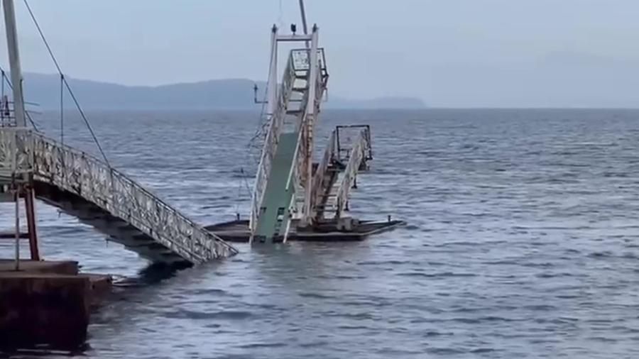 Пирс, обрушившийся в бухте Муравьиная в городе Артем Приморского края. 13 июля 2026 - РИА Новости, 1920, 13.07.2026