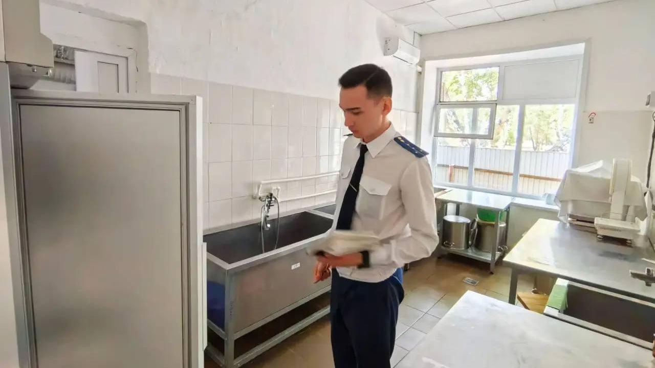Работа Прокуратуры Омской области в спортивно-оздоровительном лагере Динамовец, где произошло массовое отравление детей и персонала. 13 июля 2026 - РИА Новости, 1920, 13.07.2026