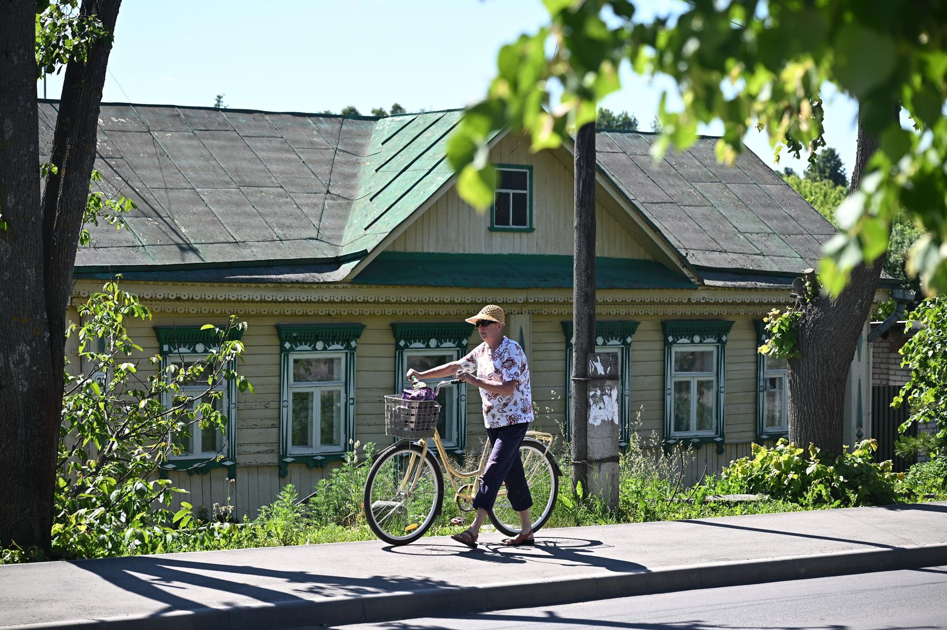 Женщина на улице в Суздале Владимирской области - РИА Новости, 1920, 13.07.2026