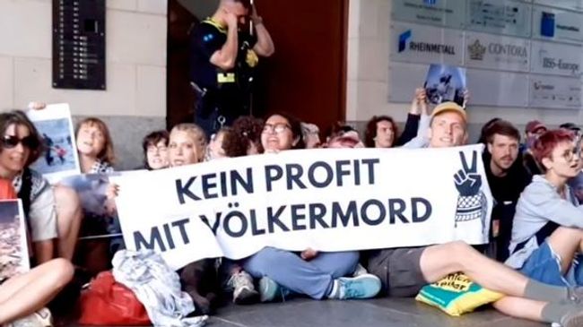 Акция протеста у офиса оборонного концерна Rheinmetall в центре Берлина