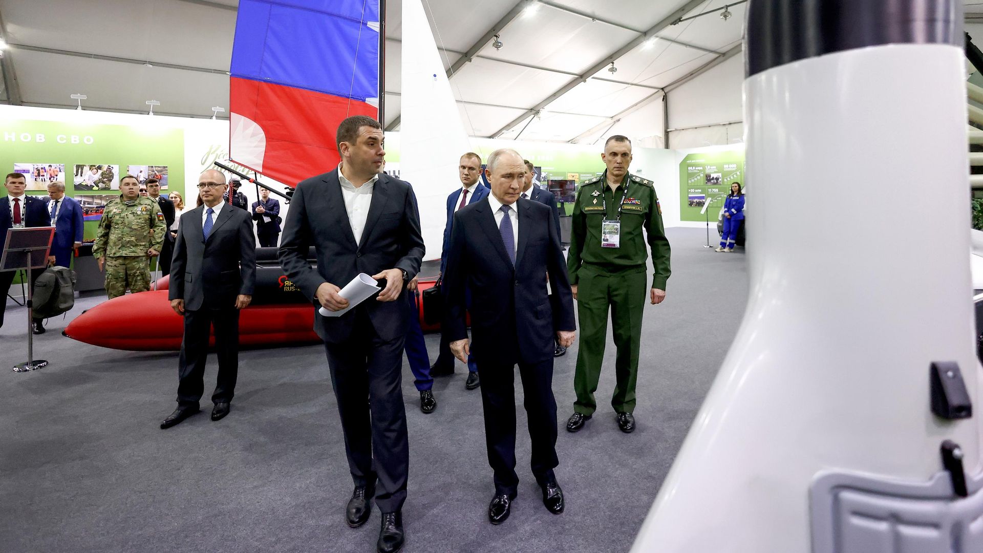 Президент РФ Владимир Путин и руководитель Исполкома Народного фронта Михаил Кузнецов во время осмотра тематической выставки Всё для победы! в рамках форума Общероссийского народного фронта. 13 июля 2026 Президент РФ Владимир Путин и руководитель Исполкома Народного фронта Михаил Кузнецов во время осмотра тематической выставки Всё для победы! в рамках форума Общероссийского народного фронта. 13 июля 2026 - РИА Новости, 1920, 13.07.2026