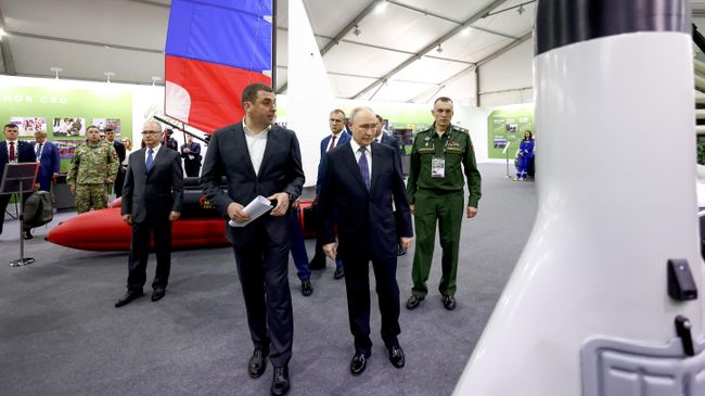 Президент РФ Владимир Путин и руководитель Исполкома Народного фронта Михаил Кузнецов во время осмотра тематической выставки Всё для победы! в рамках форума Общероссийского народного фронта