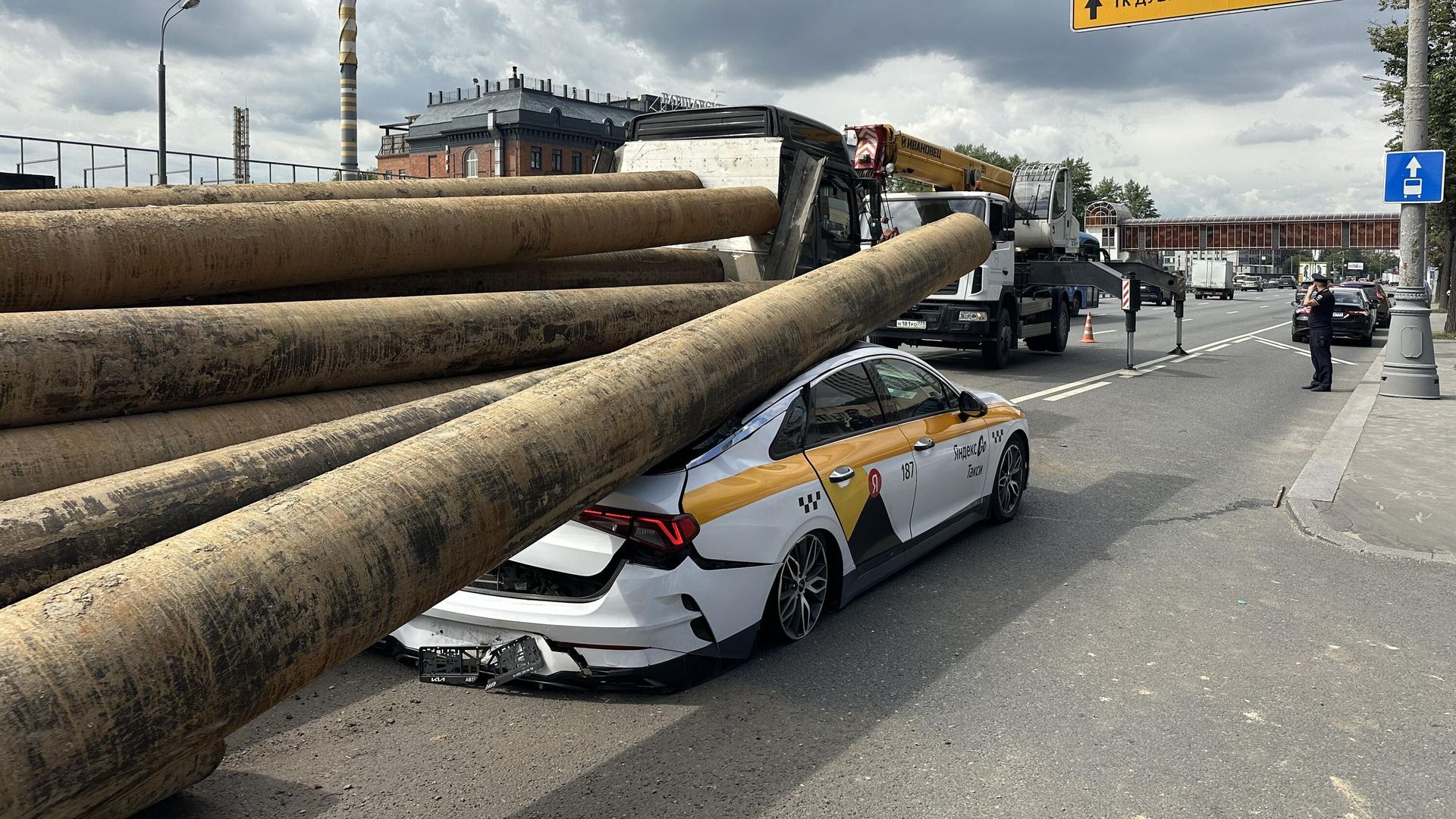 Последствия ДТП из-за выпавших из прицепа грузовика труб на Варшавском шоссе. 13 июля 2026 - РИА Новости, 1920, 13.07.2026