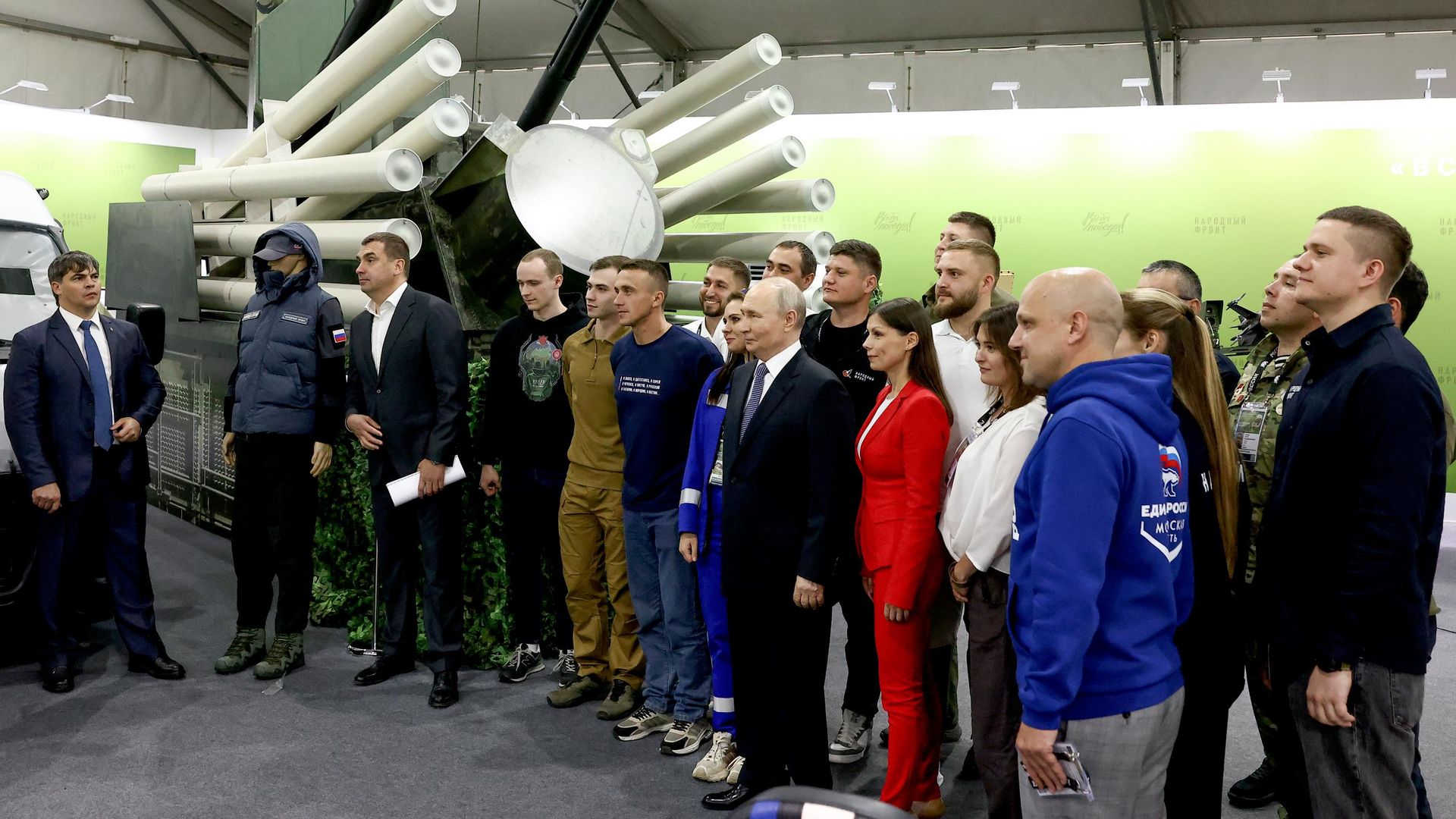 Президент России Владимир Путин фотографируется с участниками тематической выставки Всё для победы! в рамках форума Общероссийского народного фронта - РИА Новости, 1920, 13.07.2026
