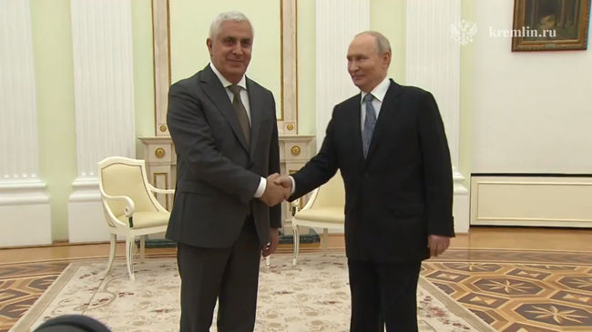 Путин на встрече с исполняющим обязанности Президента Южной Осетии Маратом Камболовым
