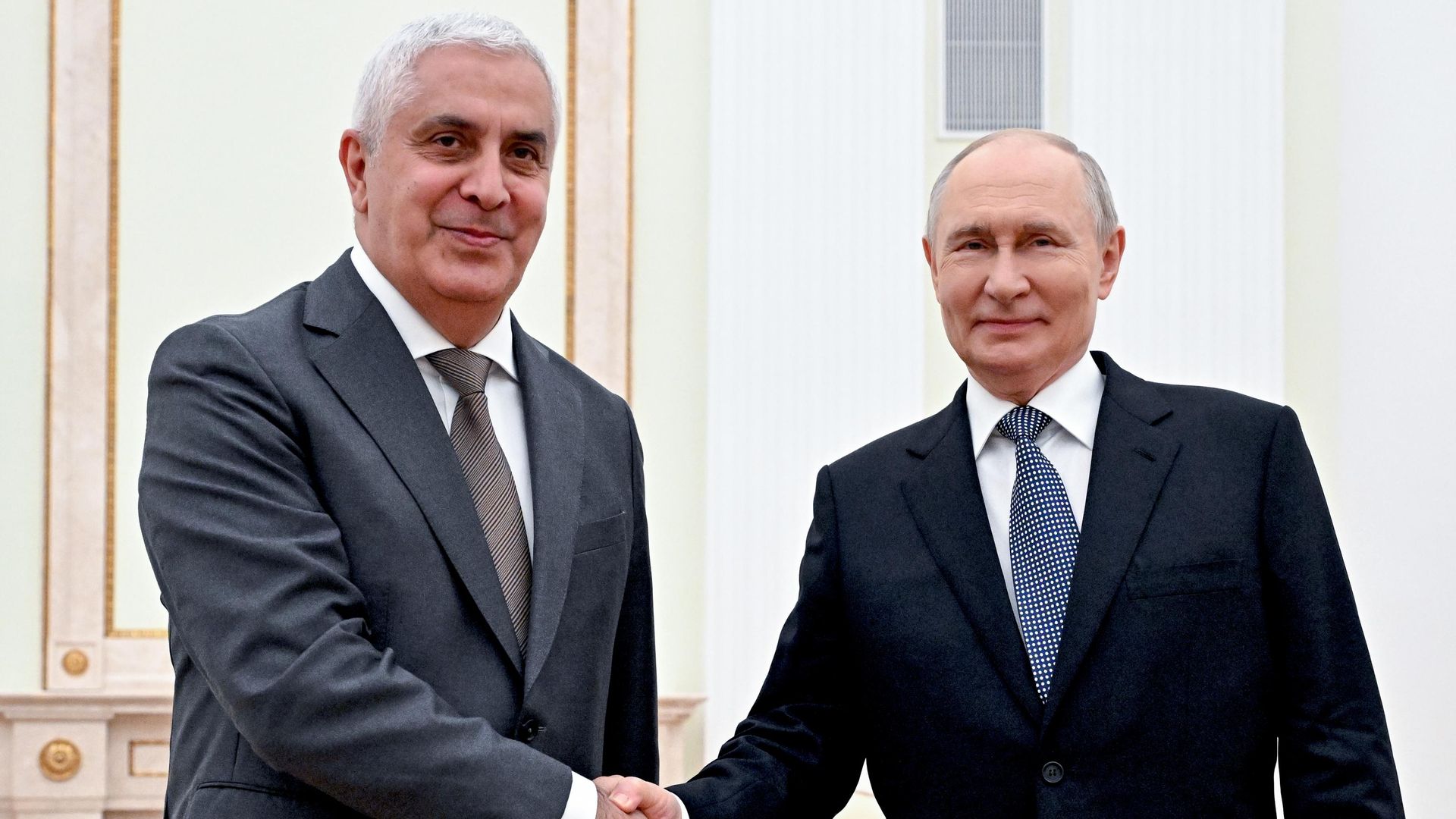 Президент РФ Владимир Путин и временно исполняющий обязанности президента Южной Осетии Марат Камболов во время встречи в Москве. 13 июля 2026 Президент РФ Владимир Путин и временно исполняющий обязанности президента Южной Осетии Марат Камболов во время встречи в Москве. 13 июля 2026 - РИА Новости, 1920, 13.07.2026