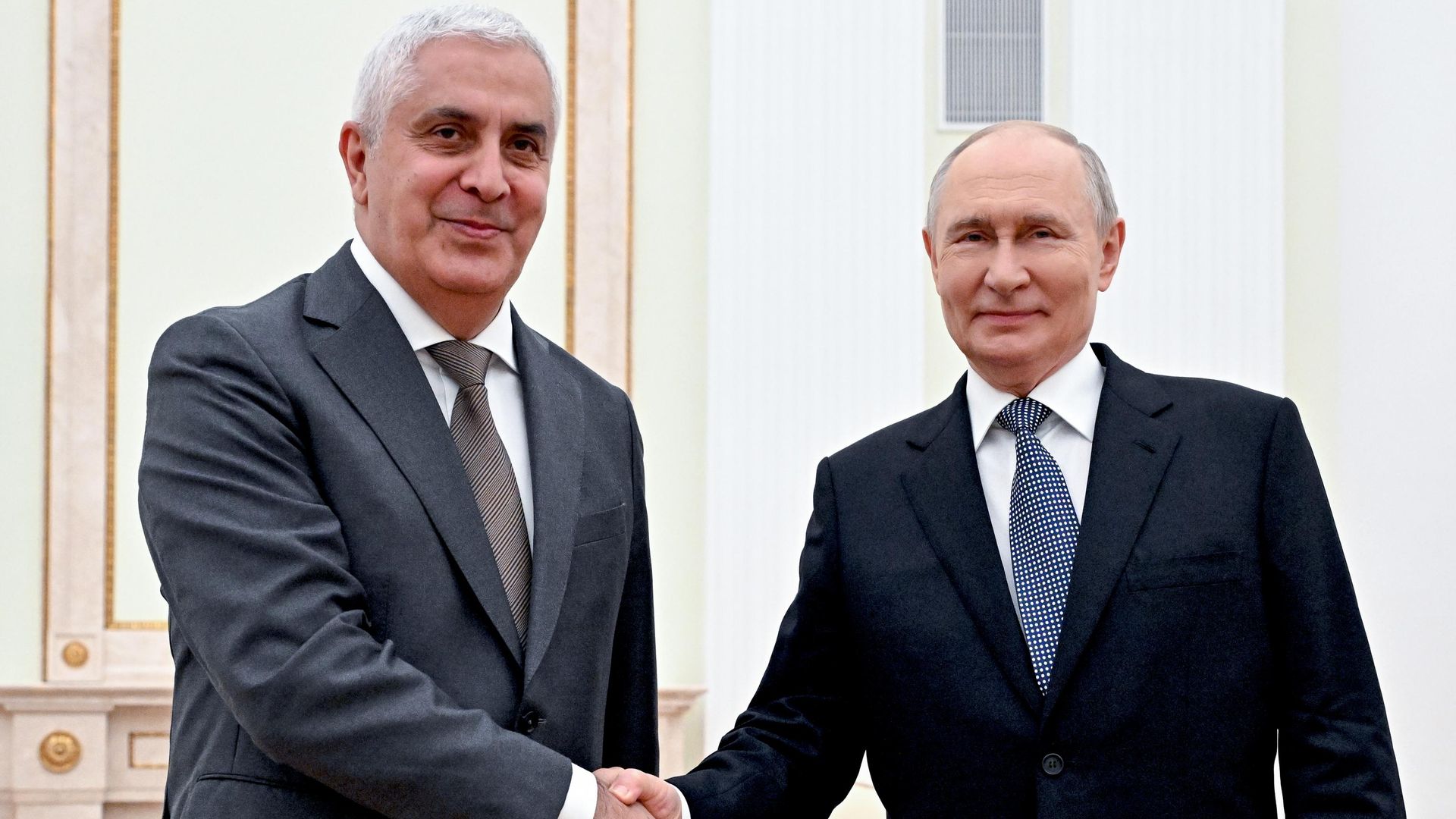 Президент РФ Владимир Путин и временно исполняющий обязанности президента Южной Осетии Марат Камболов во время встречи в Москве. 13 июля 2026 - РИА Новости, 1920, 13.07.2026