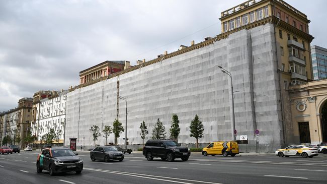 Исторический дом на Большой Садовой улице в Москве во время реставрационных работ.