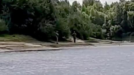 Мужчина, спасаясь от сотрудников военкомата, переплыл реку Десна в Черниговской области на Украине Мужчина, спасаясь от сотрудников военкомата, переплыл реку Десна в Черниговской области на Украине - РИА Новости, 1920, 13.07.2026