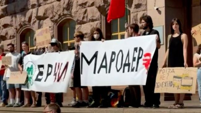 Пикет у здания Киевской горадминистрации с требованием наложить мораторий на решение о повышении стоимости проезда в общественном транспорте