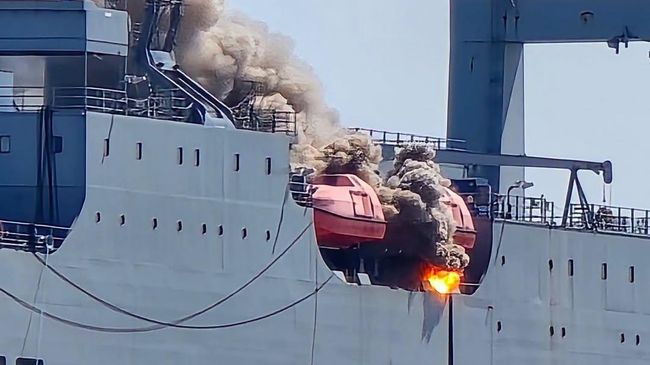 Пожар на борту грузового корабля ВМС США в порту Балтимора