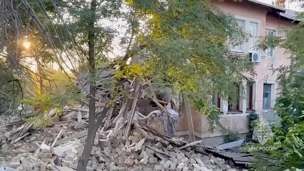 Поисково‑спасательные работы на месте обрушения в Краснодоне. 14 июля 2026 Поисково‑спасательные работы на месте обрушения в Краснодоне. 14 июля 2026 - РИА Новости, 1920, 14.07.2026