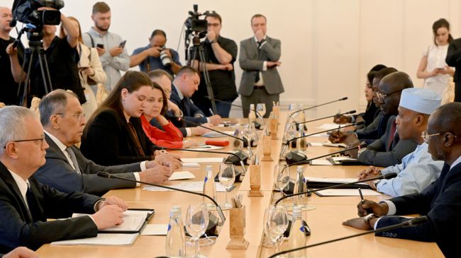 Министр иностранных дел РФ Сергей Лавров и государственный министр, министр иностранных дел Чада Абдулла Сабер Фадуль во время встречи в Москве. 14 июля 2026