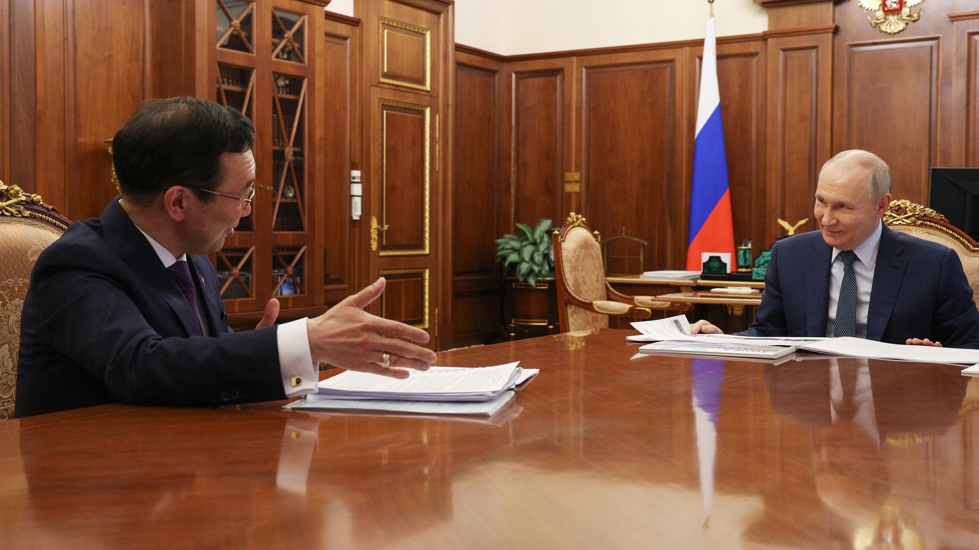 Президент России Владимир Путин и глава Республики Саха (Якутия) Айсен Николаев во время встречи Президент России Владимир Путин и глава Республики Саха (Якутия) Айсен Николаев во время встречи - РИА Новости, 1920, 14.07.2026