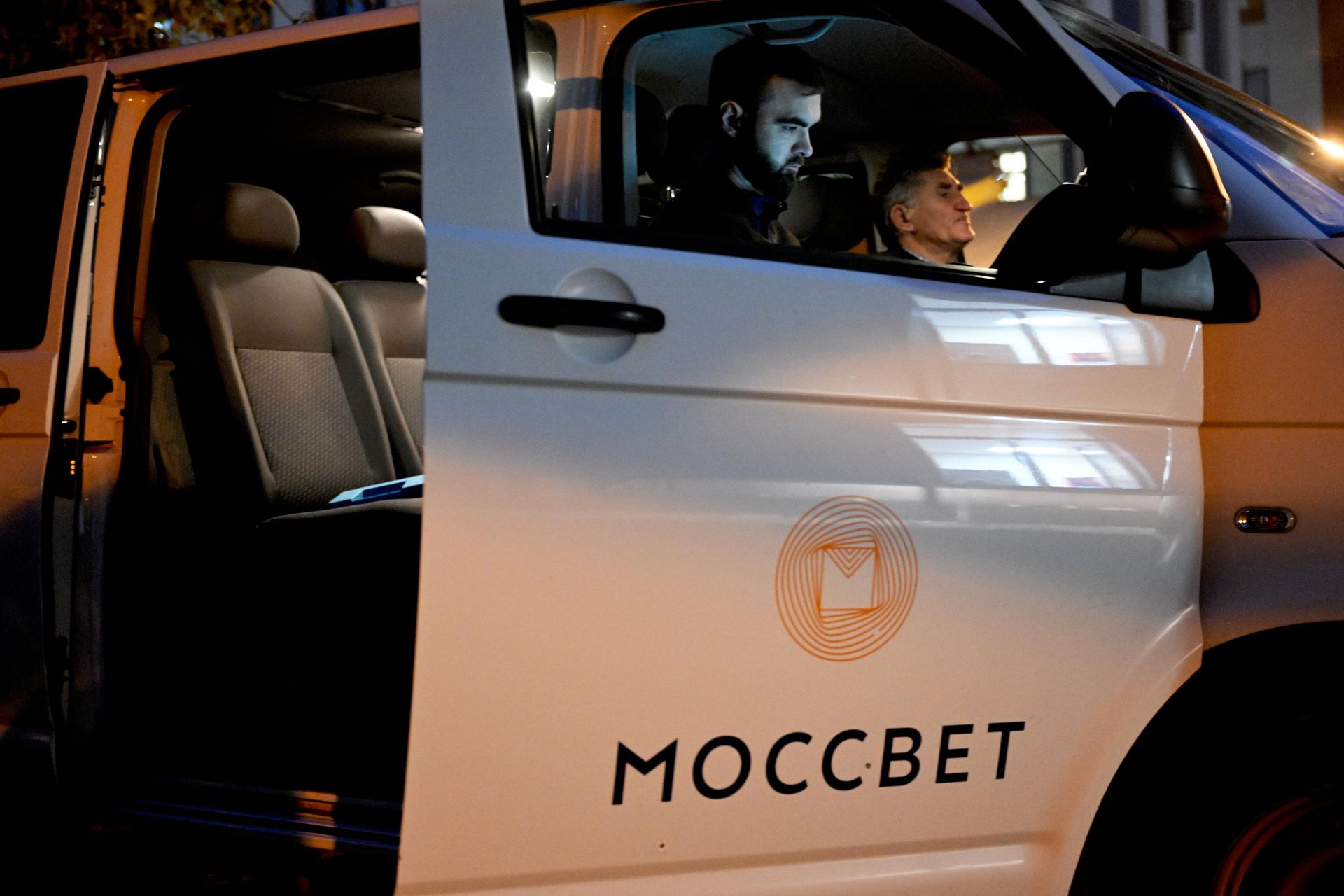Сотрудники в мобильной светотехнической лаборатории государственного унитарного предприятия Моссвет на улице Москвы. - РИА Новости, 1920, 14.07.2026