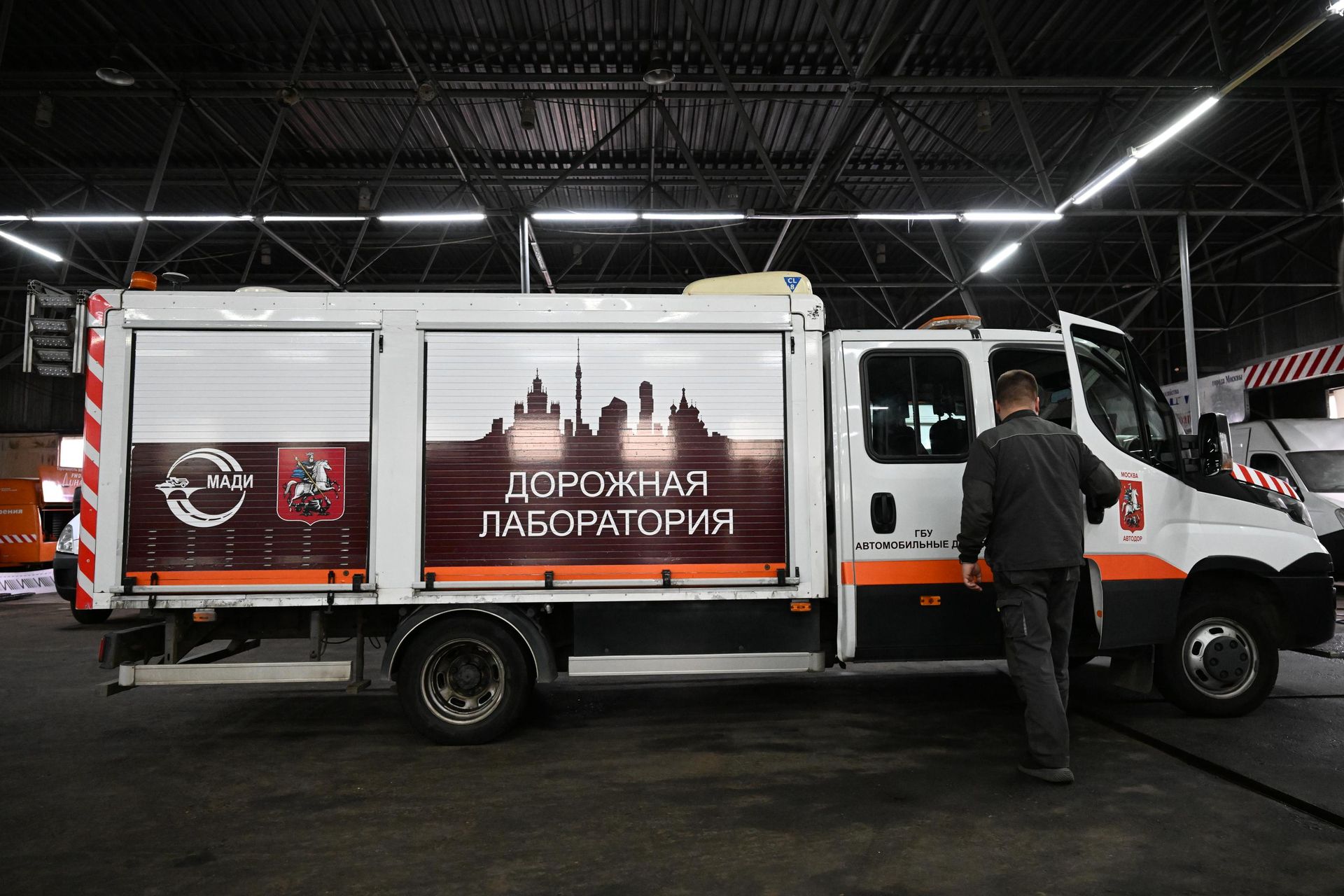 Автомобиль дорожной лаборатории на территории полигона МАДИ в Московской области. Автомобиль дорожной лаборатории на территории полигона МАДИ в Московской области. - РИА Новости, 1920, 14.07.2026