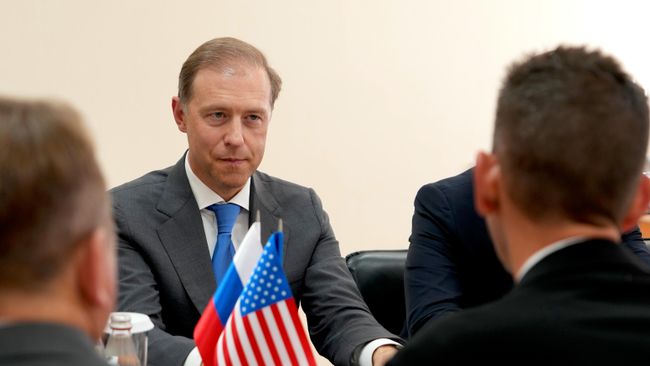 Первый заместитель председателя правительства РФ Денис Мантуров во время встречи на Байконуре с главой НАСА Джаредом Айзекманом. 14 июля 2026