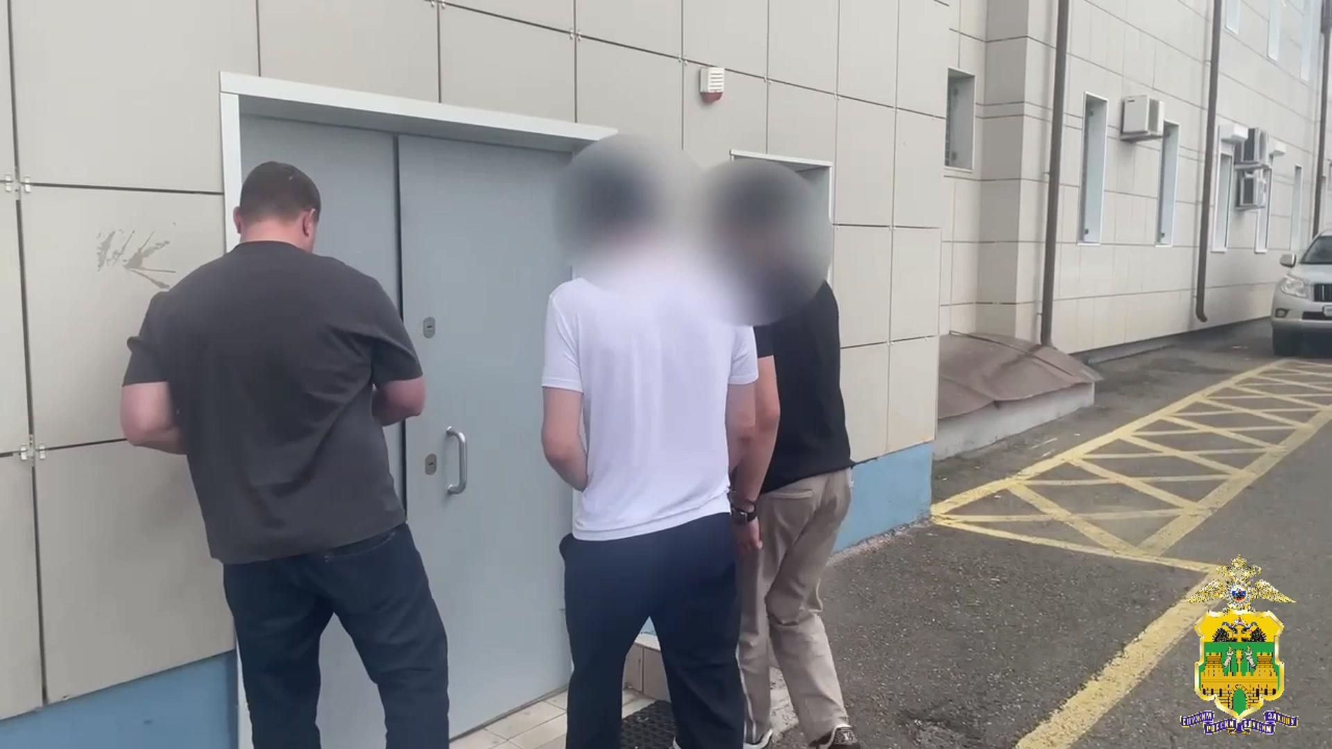 Задержание мужчин, снявших видео в шпагате на фоне храма Задержание мужчин, снявших видео в шпагате на фоне храма - РИА Новости, 1920, 14.07.2026