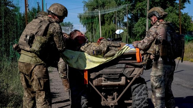 Украинские военные готовятся эвакуировать раненого