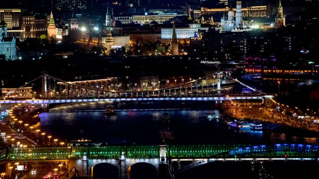 Вид на Пушкинский и Крымский мосты в Москве.