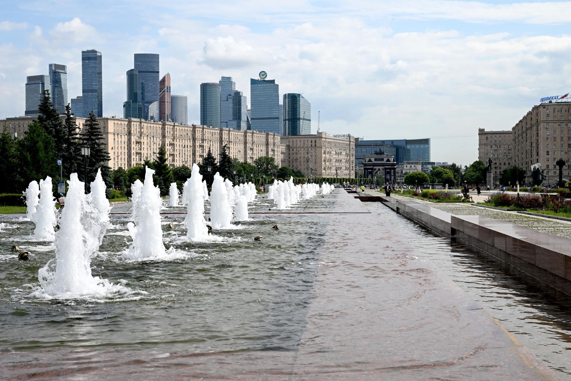 Фонтанный комплекс Годы войны в парке Победы на Поклонной горе в Москве Фонтанный комплекс Годы войны в парке Победы на Поклонной горе в Москве - РИА Новости, 1920, 15.07.2026