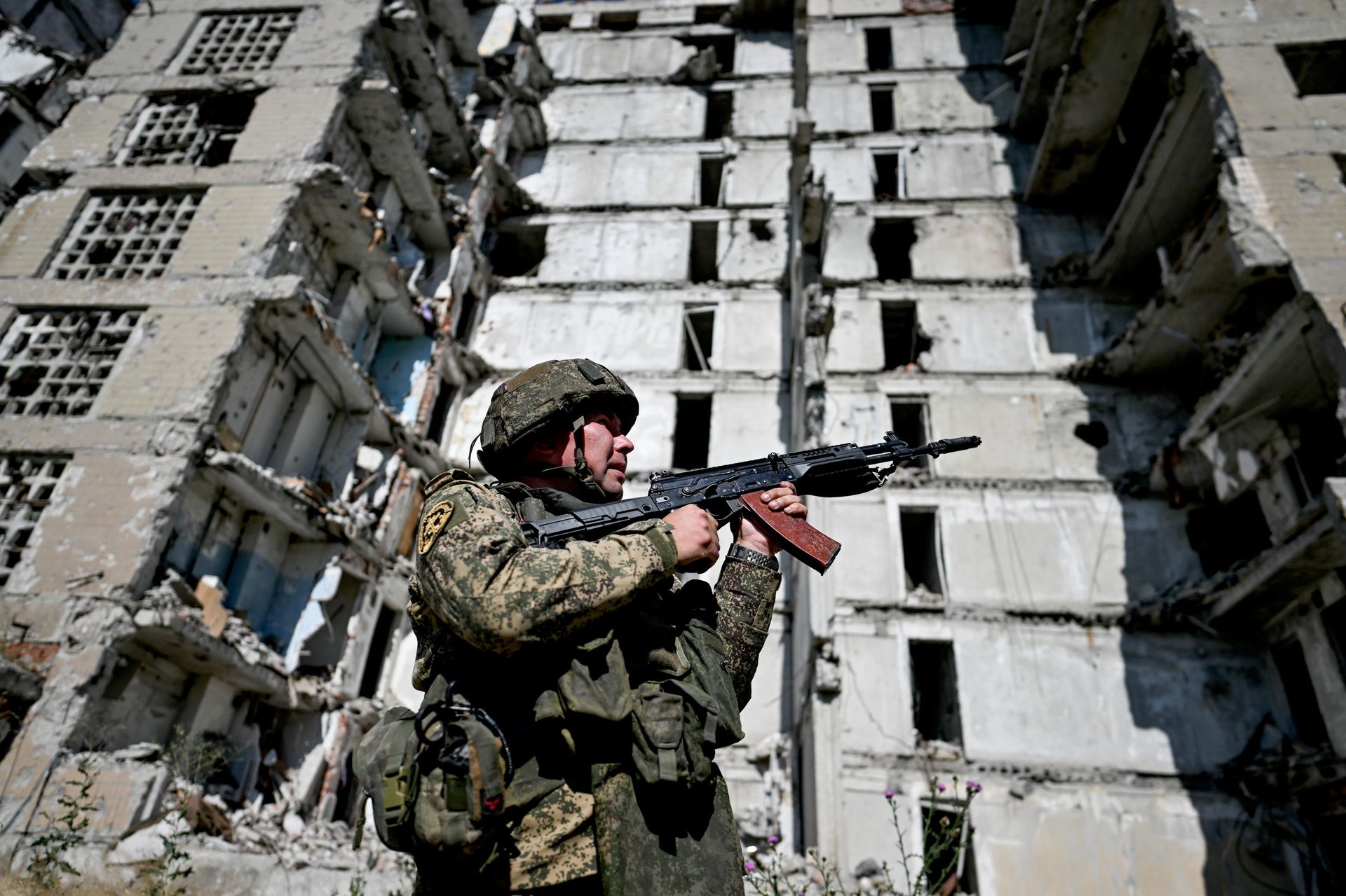 Российский военнослужащий в зоне СВО Российский военнослужащий в зоне СВО