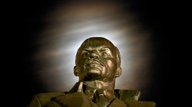 Памятник В.И. Ленину на Калужской площади в Москве. 