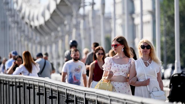 Повседневная жизнь в Москве. Прохожие на Крымском мосту.